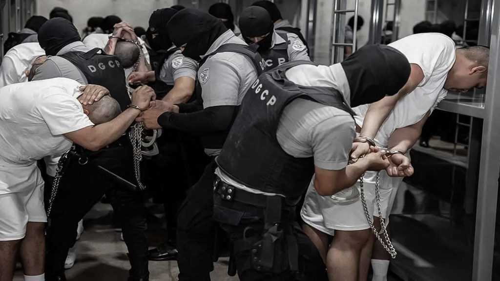 El Salvador “oficializa” secuestro de venezolanos en el CECOT