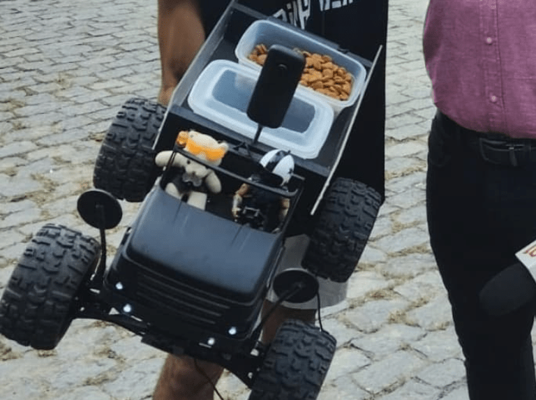 El carrito que reparte sonrisas y alimento a los perritos de São Gonçalo