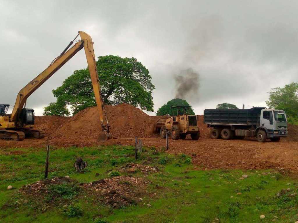 En Zulia comenzó reparación de la vía partida por las aguas en Cachirí