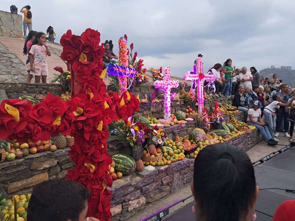 En el sector El Morro de Petare realizaron el Velorio de la Cruz de Mayo