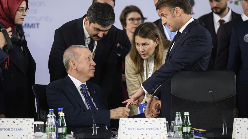 Curioso gesto entre Erdogan y Macron atrapado por el dedo al momento del saludo entre ambos