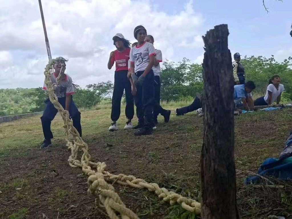 Estudiantes exploran ruta senderista Lele en San Francisco de Yare