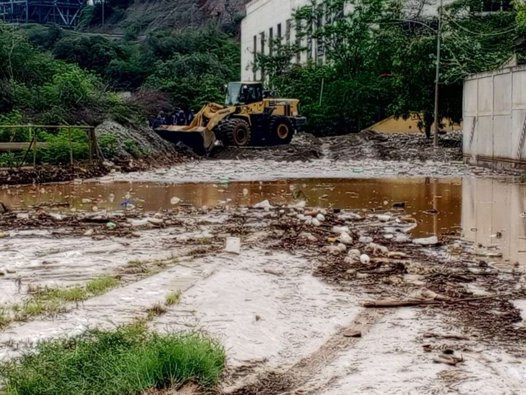 Fuertes lluvias afectan vialidad en el eje costero Oeste de La Guaira