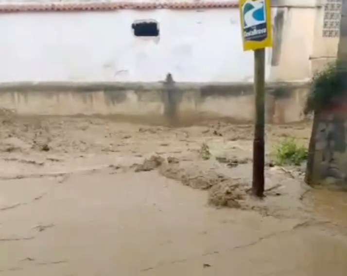 Fuertes lluvias anegan calles y afectan servicios en Puerto Carayaca