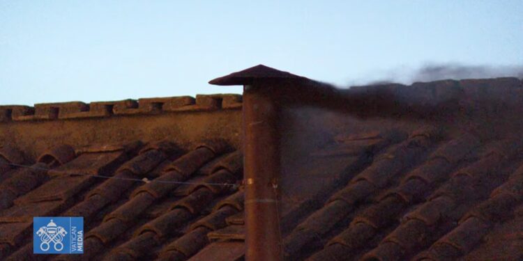 La primera fumata del cónclave es negra