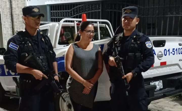 Culpan a Bukele de detención arbitraria de defensora de DDHH