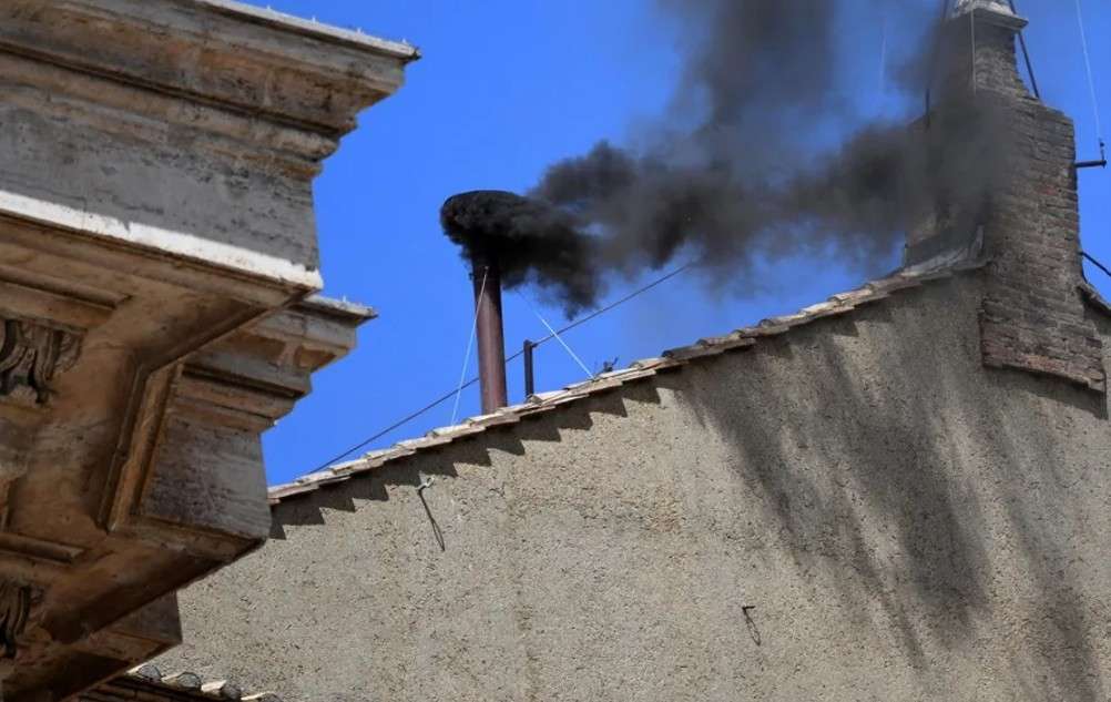 Humo negro nuevamente tras la tercera votación del cónclave