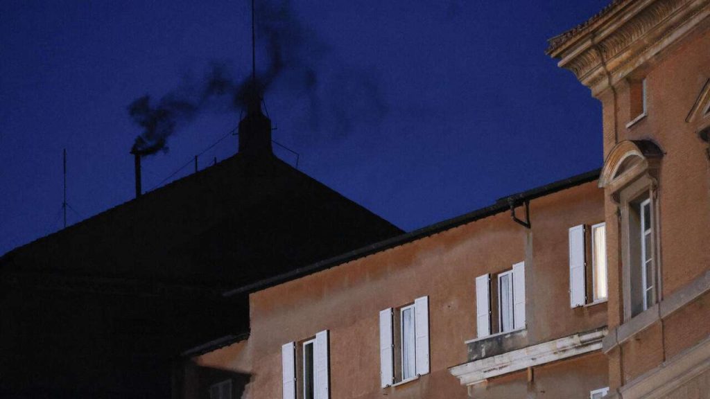 Humo negro: primera votación del cónclave concluye sin nuevo papa