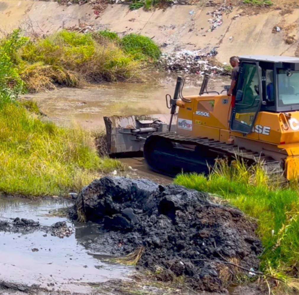 Inició limpieza del canal de alivio del río Neverí en Barcelona