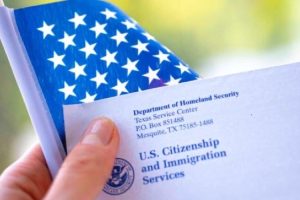 Jueza de EEUU bloquea temporalmente revocación del "parole" a venezolanos, cubanos y nicaragüenses