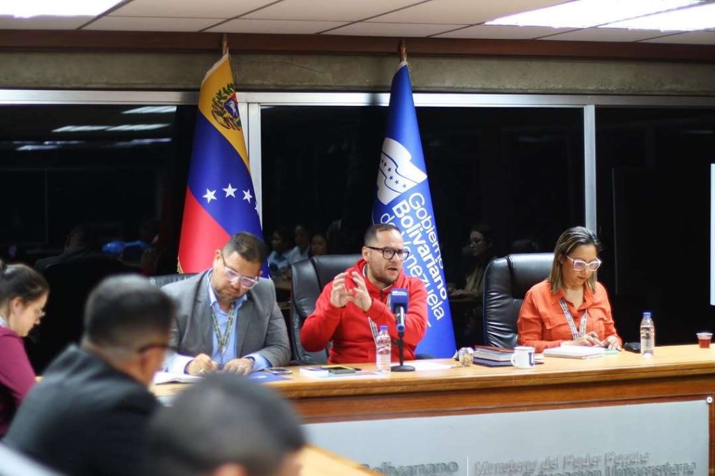 Instalan comisión para evaluar el cobro de aranceles en universidades