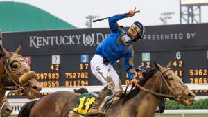 El jinete Júnior Alvarado ganador del Derby de Kentucky fue suspendido y multado por uso excesivo de la fusta