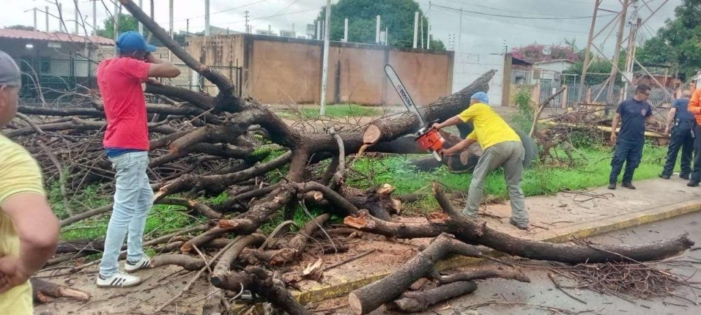 Lluvias arrecian y colapsan vías en Caracas y el interior