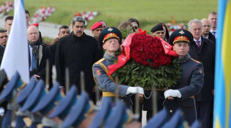 Maduro rinde honores en el Monumento de la Madre Patria en San Petersburgo