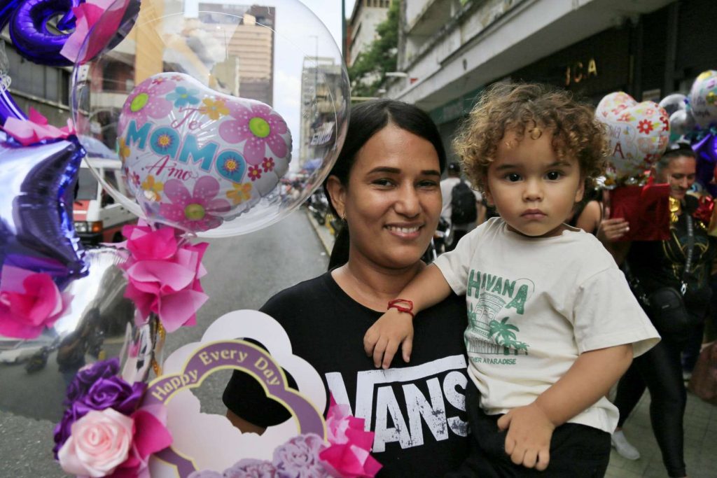 Mamás señalan ropas y zapatos como un regalo útil en su día
