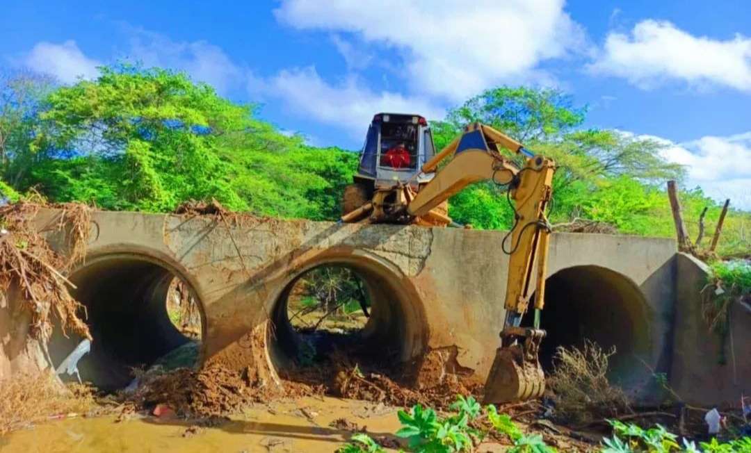 Mejoran 11 km de drenajes en Valle de la Pascua con maquinaria pesada
