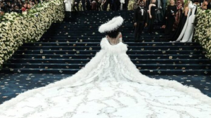 los extravagantes atuendos de las celebridades