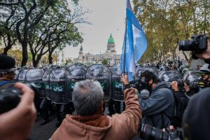 Milei repite receta contra protesta de jubilados: gas y represión