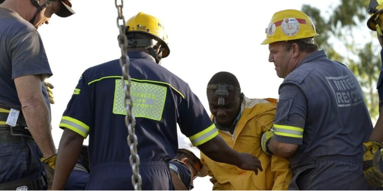 Queda atrapado un grupo de 260 mineros bajo tierra tras un accidente en Sudáfrica