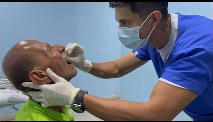 Misión Sonrisa entrega prótesis dentales