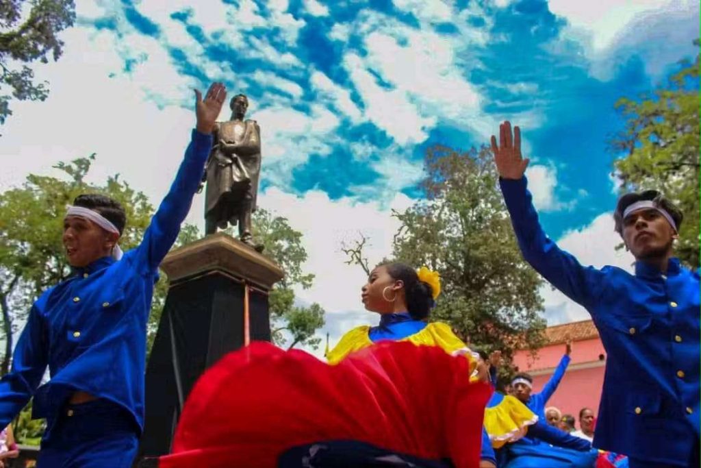 Ocumareños estrenan plaza Bolívar - Últimas Noticias