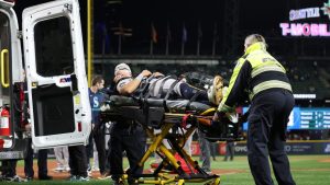 Oswaldo Cabrera fue retirado en ambulancia tras sufrir grave lesión