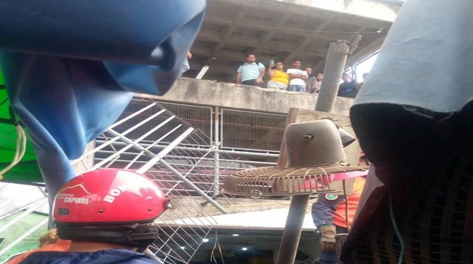 Vehículo cayó desde un estacionamiento a una feria de verduras en Petare