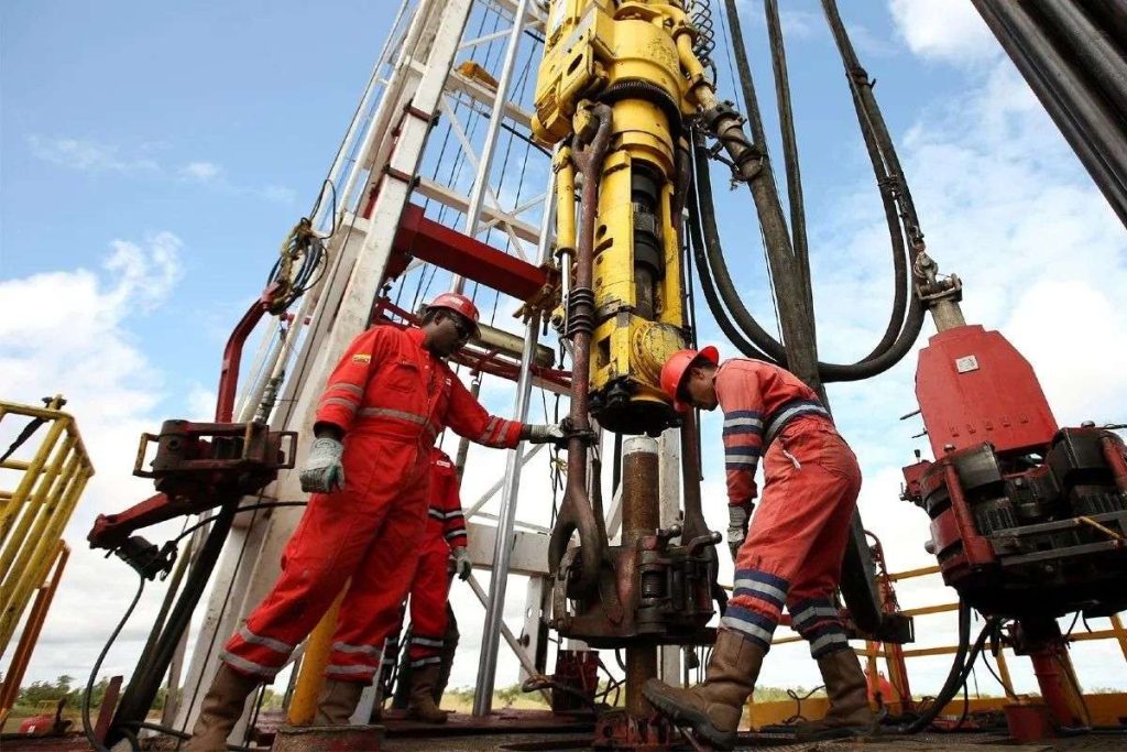 Producción petrolera se ubicó en 1.051.000 barriles diarios en abril