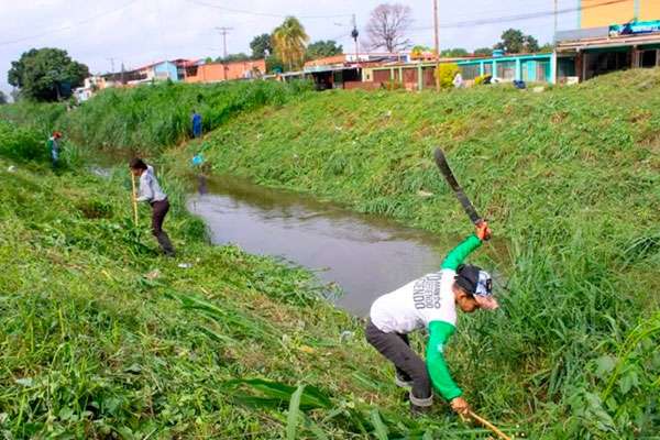 Realizan labores de dragado en el Caño Colorado y el Río Turmero