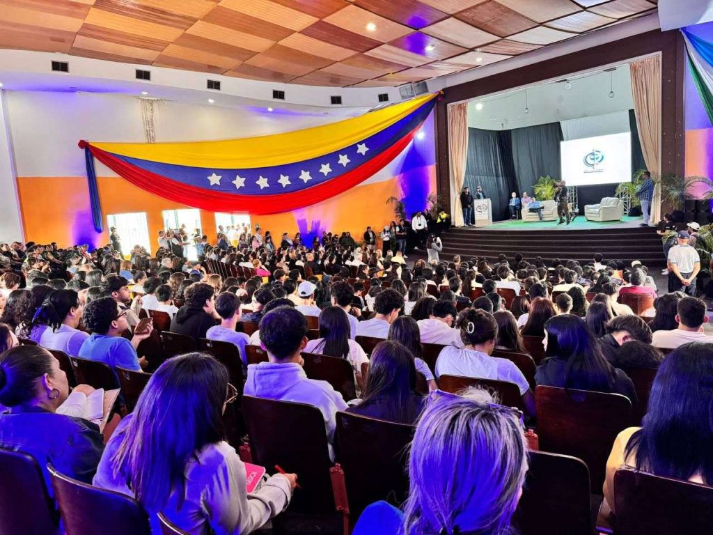 Tarek William Saab dictó conferencia a más de mil estudiantes en Mérida