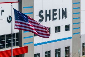 Trump elimina exención de aranceles a mercancías chinas de bajo costo
