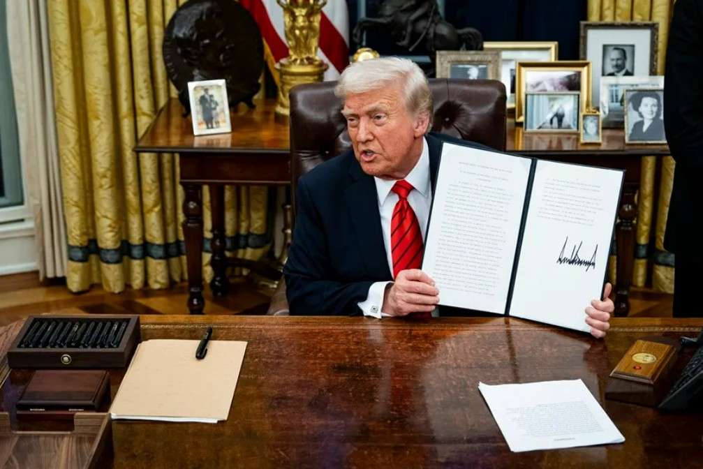 Trump insta al Supremo revocar estatus legal de cientos de migrantes en EEUU