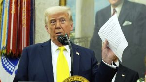 Trump lanza plan de autodeportación y lo llama "Proyecto Regreso a Casa"