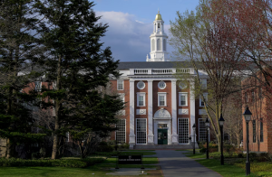 Donald Trump bloqueó la inscripción de estudiantes internacionales en la Universidad de Harvard