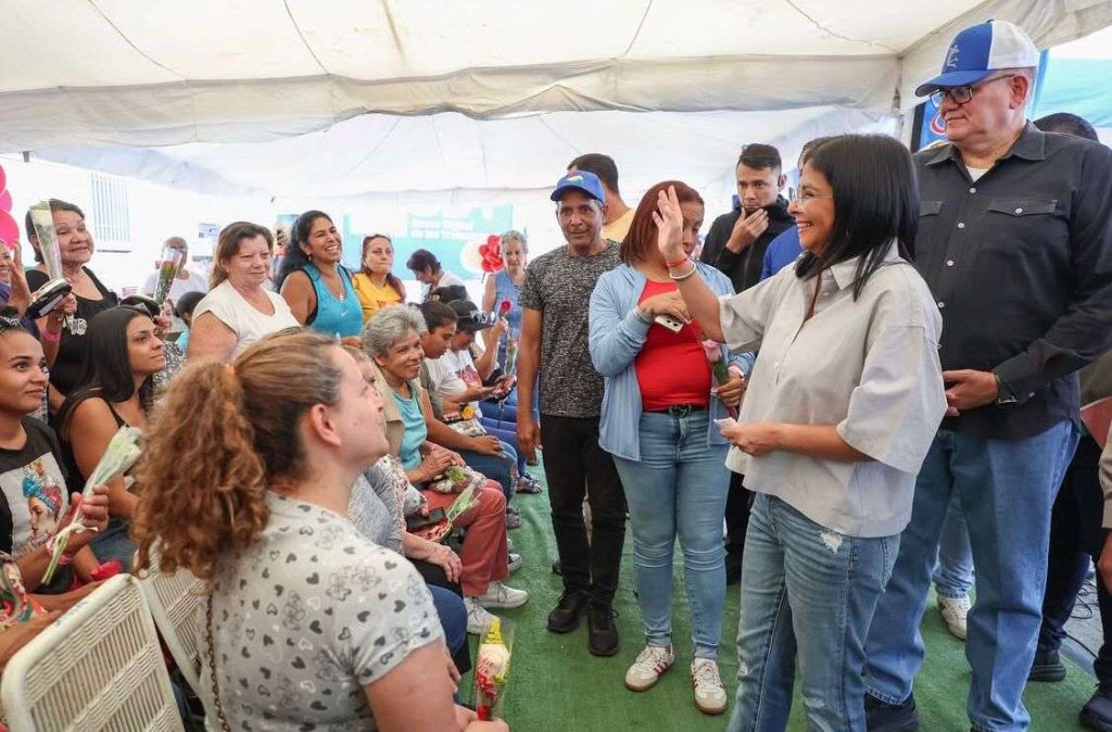 Vicepresidenta a comerciantes y productores: corrijan la especulación