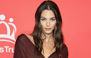 El osado look de la novia de Leonardo DiCaprio acaparó todas las miradas durante una gala benéfica en Nueva York