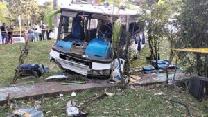 Al menos nueve estudiantes murieron luego de que autobús perdió los frenos y cayó desde un puente