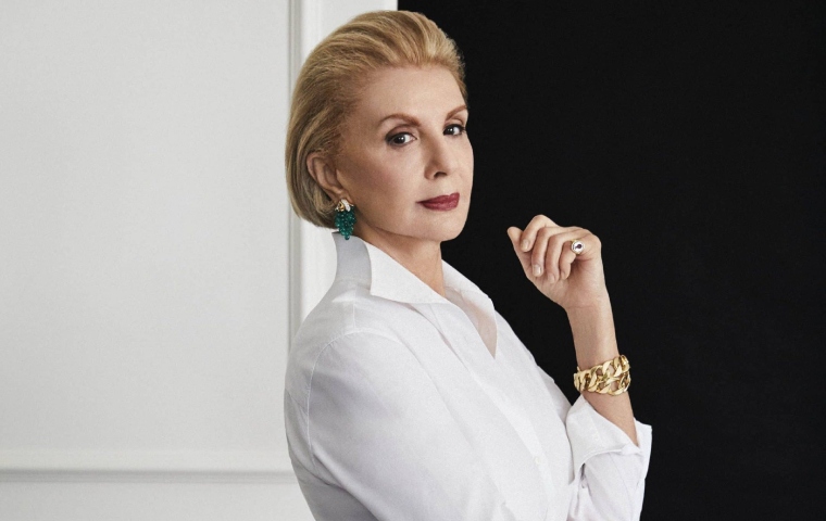 Carolina Herrera define el color de uñas ideal para una elegancia atemporal en 2025