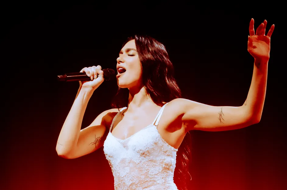 Dua Lipa conquista Madrid cantando en español "Héroe" de Enrique Iglesias