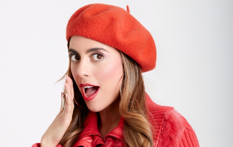 Katherine Coll y su versatilidad femenina en “Fresita” [+afrobeat y merenguetón]