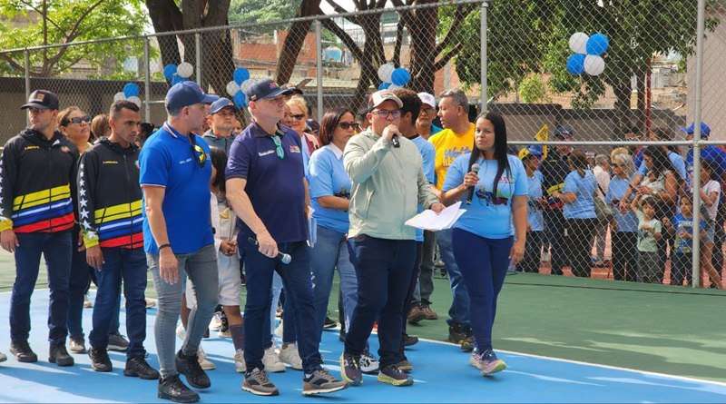 Entregan Centro Deportivo Gran Cacique Paramaconi en la parroquia Sucre