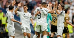 Aficionados del Real Madrid despiden con emoción a Ancelotti y Modric en el Bernabéu