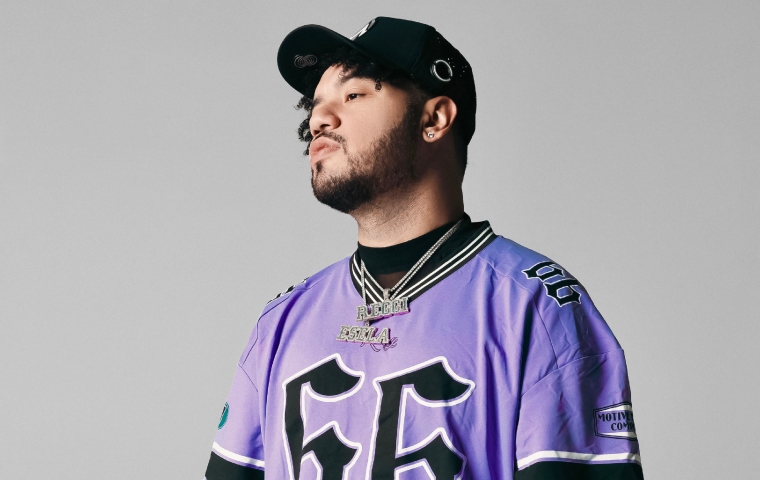 Reggi “El Auténtico” regresa con “MUJERÓN”, un tema original que marca su esperado comeback musical en 2025