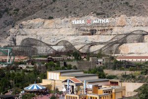 Era la atracción estrella de Terra Mítica. Ahora lleva casi una década abandonada y es símbolo de la decadencia del parque