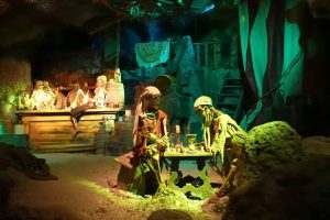 Una de las atracciones más antiguas de Disneyland guardaba un secreto bajo sus espectaculares decorados: usaba esqueletos reales