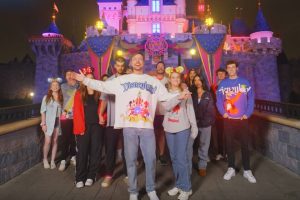 Mr. Beast ha alquilado Disneyland solo para él y sus amigos por una noche. Así que ya sabemos cuanto cuesta