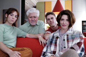 Pedro Almodóvar ya rueda 'Amarga Navidad'. Su nueva película promete diluir ficción y realidad de la mano de un reparto espectacular