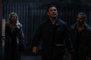 Guy Ritchie ahora sí está de vuelta. ‘Tierra de mafiosos’ luce sus talentos para las historias de gangsters mejor que su popular serie para Netflix