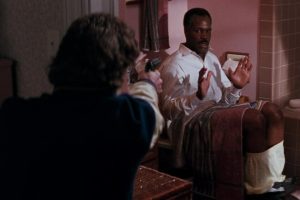 La brutal película de acción que crea suspense y humor hasta con un retrete. Hoy en TV: ‘Arma letal 2’