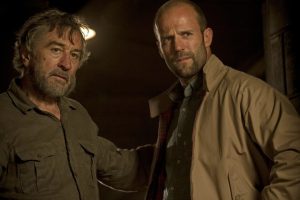 Acaba de llegar a Prime Video la ambiciosa película de acción que une a Jason Statham con Robert De Niro pero fracasó en cines